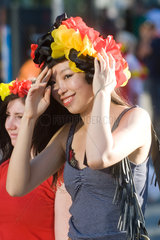 Berlin  Deutschland  weiblicher Fan mit Deutschlandfarben-Girlande auf dem Kopf