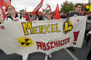 Berlin  Deutschland  Menschen auf einer Anti-Atom-Demonstration im Regierungsviertel