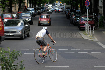 Berlin  Deutschland  Fahrradfahrer auf einem Rennrad im Berliner Stadtverkehr