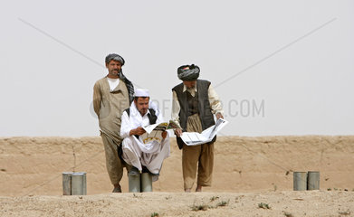 Kunduz  Afghanistan  Einheimische lesen Zeitungen