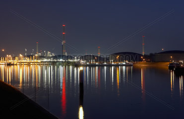 Karlsruhe  Mineraloelraffinerie Oberrhein mit dem Oelhafen am Abend