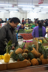 Peking  Markthalle mit Staenden fuer Lebensmittel