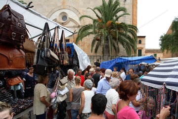 Santanyi  Menschen auf einem Wochenmarkt