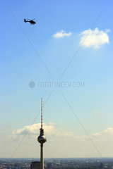Berlin  Panorama mit Fernsehturm und Hubschrauber