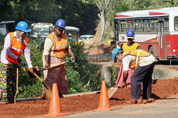 Matale  Sri Lanka  Strassenbauarbeiten