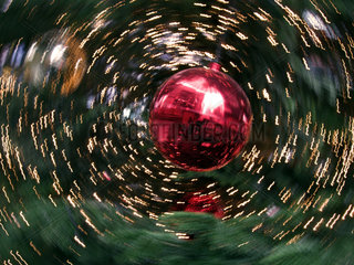 Berlin  Deutschland  rote Weihnachtsbaumskugel an einem Weihnachtsbaum