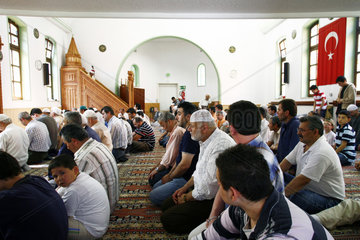 Tuerkische Moslems beim Freitagsgebet  Archivbild zum Thema DITIB Skandal