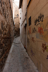 Toledo  Spanien  schmale Gasse und Graffiti