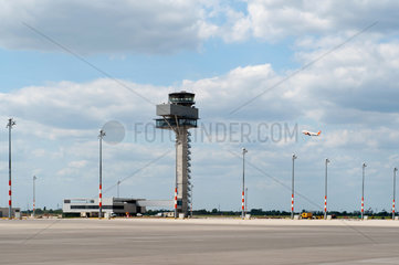 Schoenefeld  Deutschland  der Tower am Flughafen Berlin-Schoenefeld International