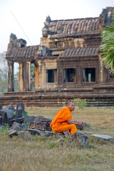 Angkor  Kambodscha  ein Moench vor einer der Bibliotheken
