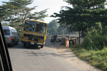 Kandy  Sri Lanka  Autoverkehr auf einer einspurig befahrbaren Bruecke