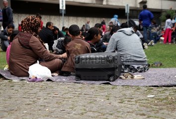 Fluechtlinge an einer Aufnahmestelle
