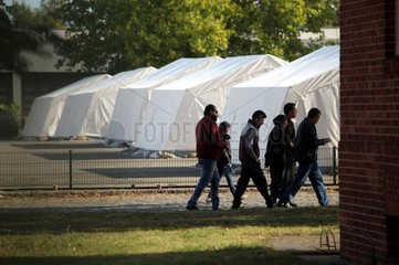 Fluechtlinge in einer Zeltstadt
