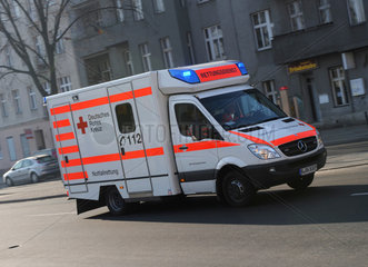 Berlin  Deutschland  Rettungswagen des Deutschen Roten Kreuzes im Einsatz