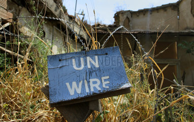 Nikosia  Zypern  ein altes Hinweisschild mit der Aufschrift UN wire