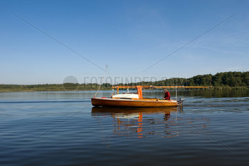 Gussow  Deutschland  ein Segelboot auf dem Dolgensee