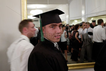 Posen  Polen  Student der Adam-Mickiewicz-Universitaet nach der Abschlussfeier