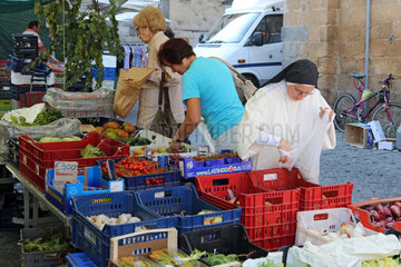 Aquapendente  Italien  Frauen kaufen Gemuese auf einem Wochenmarkt