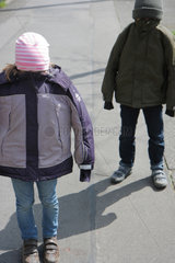 Berlin  Deutschland  zwei kleine Kinder haben sich mit Muetze und Jacke vermummt