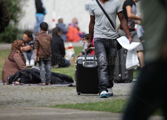 Fluechtlinge an einer Aufnahmestelle