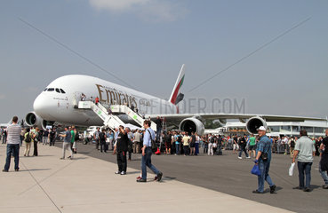 Schoenefeld  Deutschland  Menschenmenge vor einem Airbus A380-800 der Fluggesellschaft Emirates