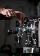 Berlin  Deutschland  Reparatur einer Espressomaschine