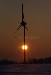 Wittmannsdorf  Deutschland  Silhouette  Windrad bei Sonnenuntergang