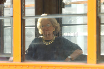 Mailand  Italien  eine alte Dame in der Strassenbahn
