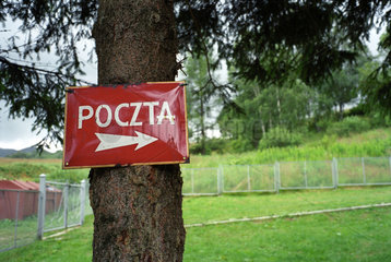 Ein Hinweisschild an einem Baum -Post-  Polen
