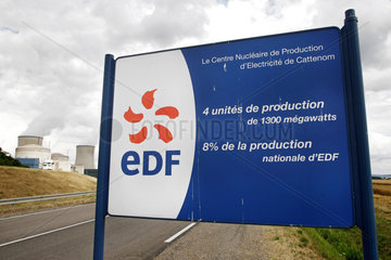 Cattenom  Frankreich  Kuehltuerme und Schild des Kernkraftwerkes Cattenom