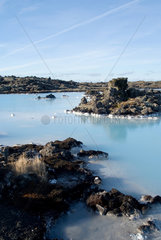 Island  Blick ueber die Blue Lagoon auf das Geothermalkraftwerk bei Grindavik
