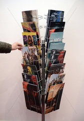 Berlin  Deutschland  Kartenstaender mit verkleinerten Filmplakaten