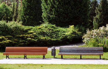 Zwei Holzbaenke in einem Park