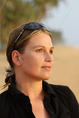 Wadduwa  Sri Lanka  Frauenportraet mit Sonnenbrille am Strand mit Palmen