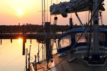 Warnemuende  Deutschland  Sonnenuntergang im Hafen