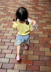 Hong Kong  China  kleines Maedchen allein auf der Strasse