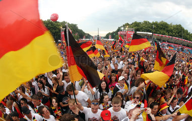 Berlin  Deutschland  Fussball-Fans auf der Fanmeile vor dem Brandenburger Tor