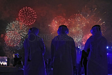 Dubai  Vereinigte Arabische Emirate  Arabische Maenner beobachten ein Feuerwerk