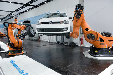 Hannover  Deutschland  vollautomatische Roboter fuer die Fabrikation an einem PKW