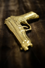 Berlin  Deutschland  Modell einer goldenen Pistole