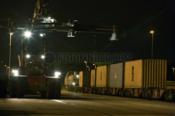 Nachtschicht im Containerhafen
