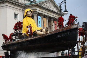 Berlin  Deutschland  die kleine Riesin im Boot vor der Staatsoper Unter den Linden