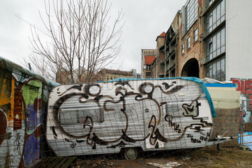 Berlin  Deutschland  bespruehter Wohnwagen beim Kunsthaus Tacheles