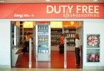 Ein Duty-Free-Geschaeft auf dem Flughafen in Prag  Tschechien