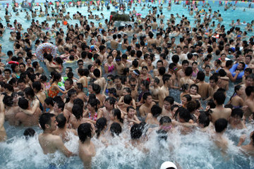China  Sommer  Touristen im Schwimmbad