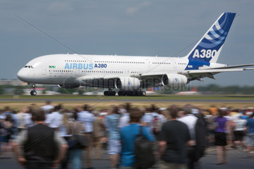 Berlin  Deutschland  startendes Flugzeug Airbus A 380 und Publikum