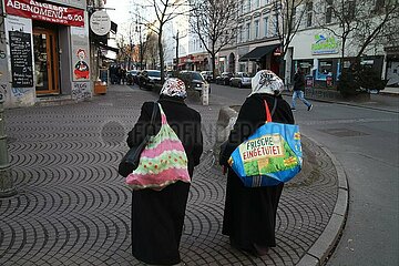 Zwei Frauen mit Kopftuch in Berlin-Kreuzberg