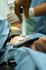 Anaesthesist im OP beim Einleiten einer Vollnarkose