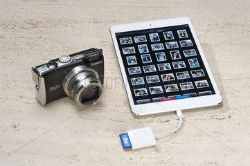 Hamburg  Deutschland  Apple iPad mini mit einer Kamera und Lightning auf SD Kartenlesegeraet