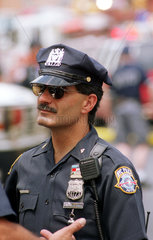 New York  USA  Polizist in Manhattan